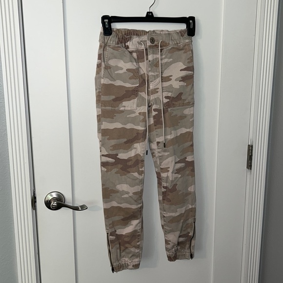 American Eagle Cargo Camo Joggers! Size 000 XS! EUC! - Picture 1 of 5